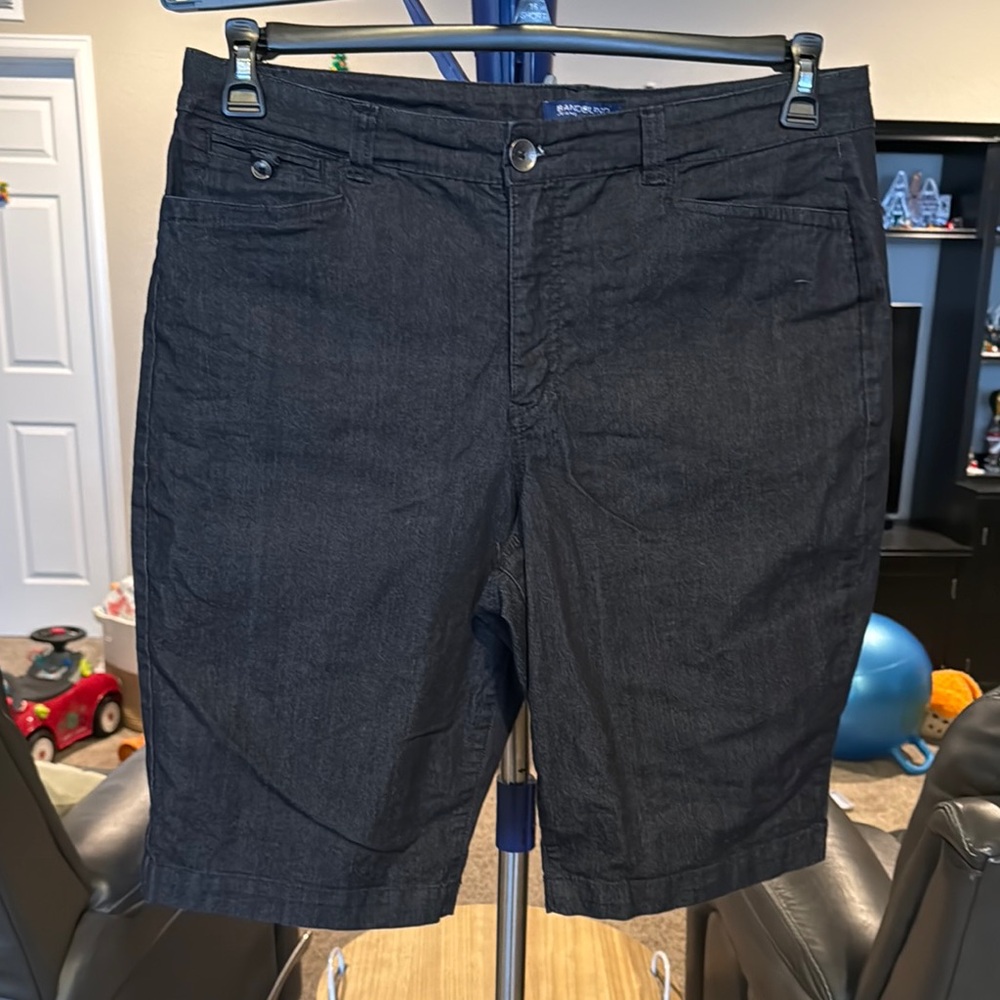 Bandolino Black Bermuda Shorts. Size 16